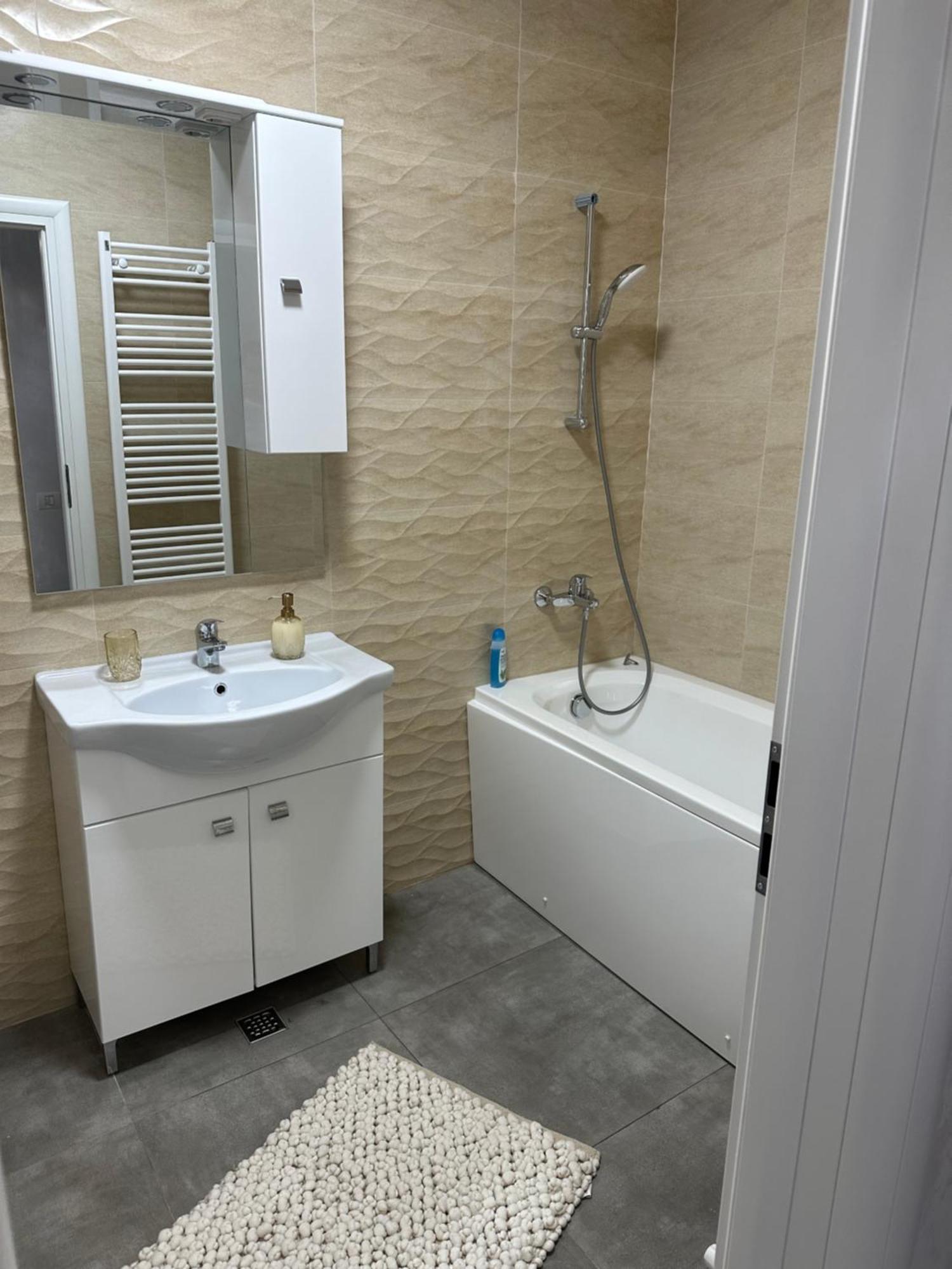 Apartament Simoni Плоещ Екстериор снимка